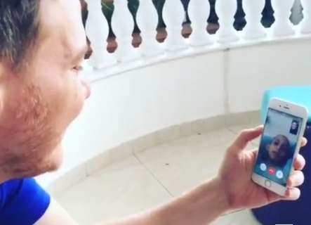 Michel Teló canta com Carlinhos pelo celular e promete visita ao garoto