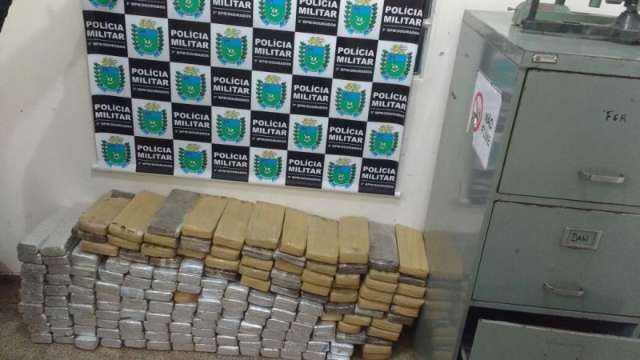 Ap&oacute;s persegui&ccedil;&atilde;o, pol&iacute;cia encontra fardos de maconha no meio do mato