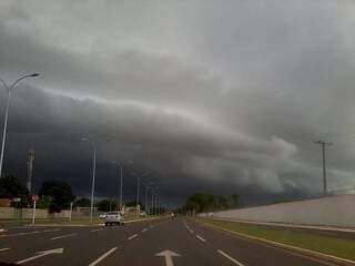 Mudança no clima deixou o céu nublado na tarde desta quinta-feira em Campo Grande. (Foto: Marcos José Aquino/Direto das Ruas)