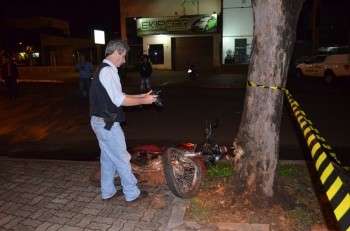 Ap&oacute;s sair de boate, jovem morre ao perder controle de moto e bater em &aacute;rvore