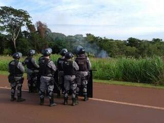 Policiais militares em frente ao sítio na região norte de Dourados, de onde índios estão sendo despejados (Foto: Adilson Domingos)