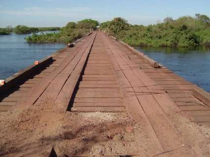 Ponte de madeira na Estrada Parque é interditada para reforma 