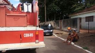 Cratera abre em cal&ccedil;ada e &#039;engole&#039; jovem que passava pelo local