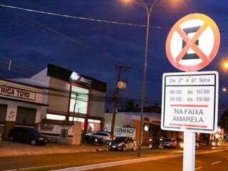 Estacionamento na Júlio de Castilhos é proibido entre 6h e 10h  e entre 16h e 19h (Foto: Kisie Ainoã)