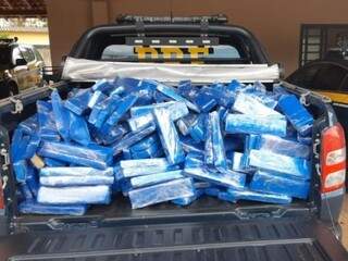 No carro foram encontrados vários tabletes de maconha (Foto: Divulgação)