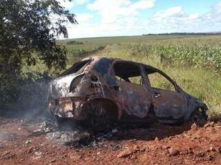 Veículo da vitima foi incinerado próximo ao local onde o corpo foi jogado da ponte. (Foto: Porã News)