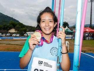 Isabela exibe a medalha conquistada na prova de lançamento de dardo (Foto: Fundesporte/Divulgação)