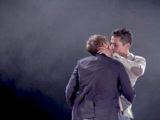 Beijo gay é a última cena, mas final é escolhido pelo público.  (Foto: Helton Pérez)