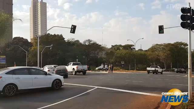 Fluxo &eacute; tranquilo na Via Parque com Mato Grosso ap&oacute;s sem&aacute;foros serem ligados