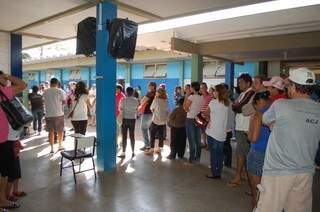 Movimento na escola Maria Elisa Bocaiúva a fila se formou logo cedo, mas a votação está tranquila.  (Foto: Pedro Peralta)