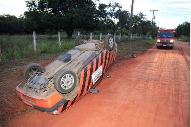 Motorista com sinais de embriaguez perde controle e capota em Coxim