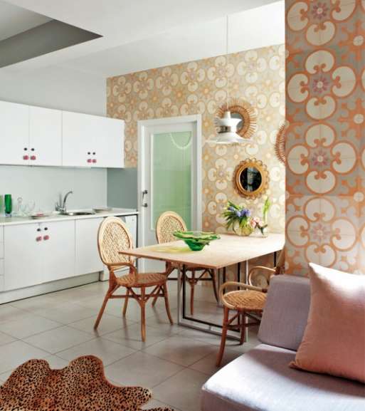 Cerâmica mais parece papel de parede nesta cozinha, com cadeiras que também rompem o padrão.
