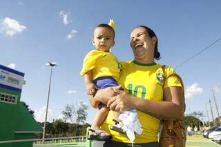 No colo da mãe, Luiz Miguel, de 6 meses, vestia uniforme completo, só faltou a chuteira.
