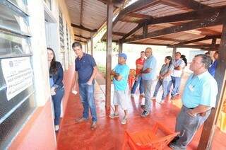 Eleitores douradenses votam em seção na Linha do Barreirão, distrito de Indápolis (Foto: Ademir Almeida)