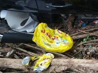 Polícia encontrou embalagens de bebida no carro (Foto: Edição de Notícias)