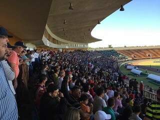 Jogo é realizado no Douradão onde quase 7 mil torcedores compareceram (Foto: Direto das Ruas)