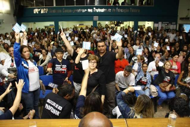 Professores decidem manter greve e alunos est&atilde;o sem aulas h&aacute; 38 dias