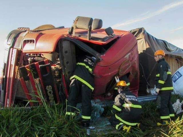 Motorista fica preso em ferragens ap&oacute;s caminh&atilde;o tombar na MS-470