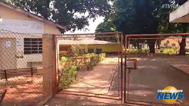Grupo aproveita port&atilde;o de piscina aberto e invade Cras no Aero Rancho