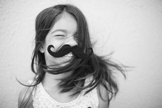 O sorriso, a espontaneidade e a brincadeira do mustache. A alegria de trabalhar o íntimo e resgatar o belo. (Foto: Priscila Mota)