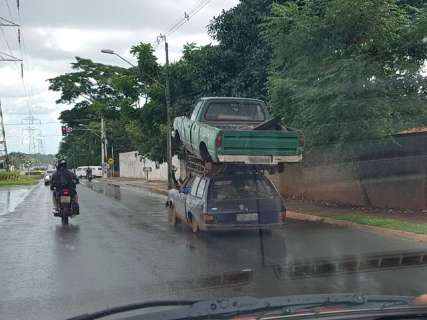 Na Avenida Guaicurus, motorista transporta caminhonete no teto de carro