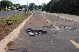 Horas depois do acidente, manchas no asfalto e pedaços dos veículos ainda estavam no cenário da colisão. (Foto: Simão Nogueira)
