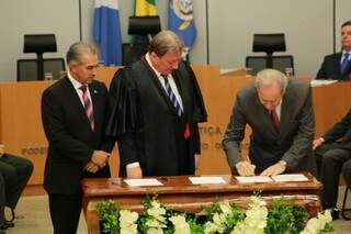 Governador Reinaldo Azambuja, presidente do TJMS João Maria Lós e o ministro Ricardo Lewandowski assinaram lançamento do programa em MS. (Foto: Marcos Ermínio)