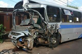 Ônibus foi atingido na parte da frente e pelo menos 20 pessoas ficaram feridas (Foto: Marcos Ermínio)