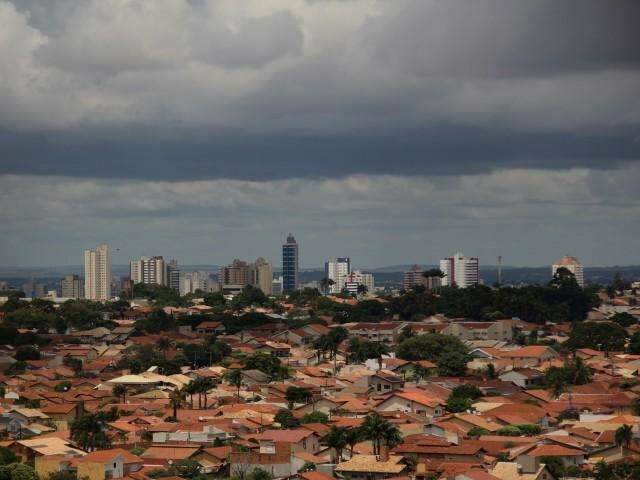 Virada de ano tem 80% de chance de ser sob chuva em Campo Grande