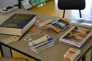 Na mesa, deixa tudo que ele precisa para passar o dia na biblioteca. (Foto: Thailla Torres)