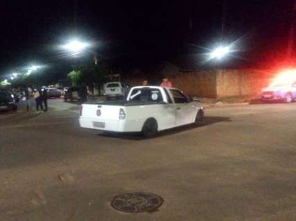 Durante ocorrência policial, viatura bate em carro no Aero Rancho