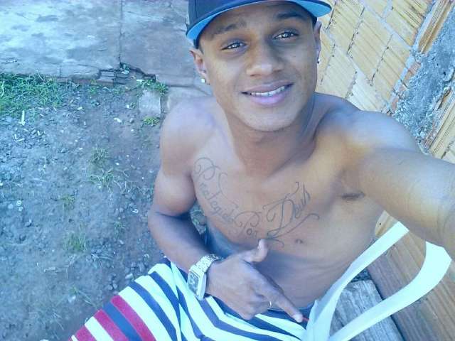 Jovem &eacute; assassinado durante troca de tiros em bar, por causa de som alto