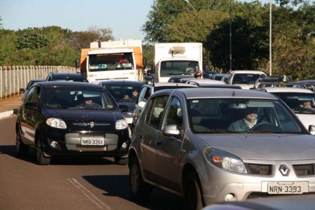 Carro atinge motociclista, foge e  colis&atilde;o envolve outros carros