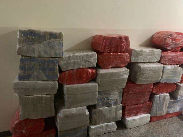 Pol&iacute;cia localiza quase 2 toneladas de maconha em barrac&atilde;o
