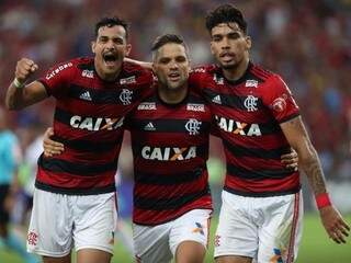 Diego entre os parceiros de partida comemorando o gol da vitória. (Foto: FlamengoFC) 