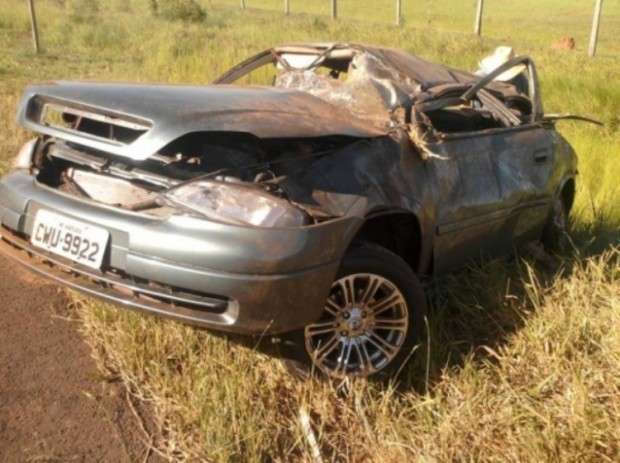 Ve&iacute;culo capota na MS-141 e deixa duas pessoas feridas