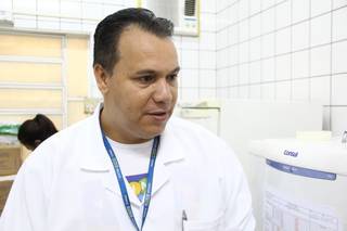 O técnico de enfermagem Juares Arantes, conta que a procura foi grande no posto do Guanandi. (Foto: Marcos Ermínio)