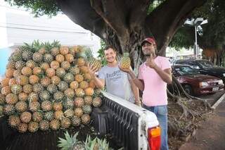 Dupla diz que vendeu 1,5 mil abacaxis. (Foto: Paulo Francis)