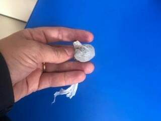 Porção de maconha encontrada em mochila de criança (Foto: Assessoria Polícia Municipal)