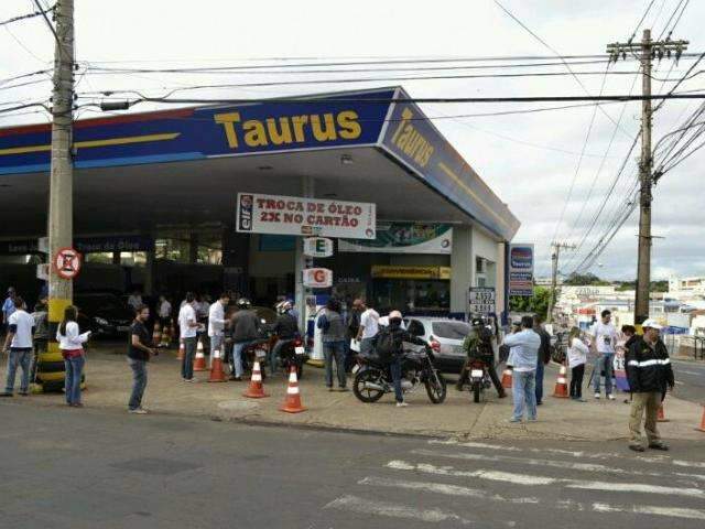 Clientes dormiram na fila para garantir gasolina a R$ 1,35 neste s&aacute;bado