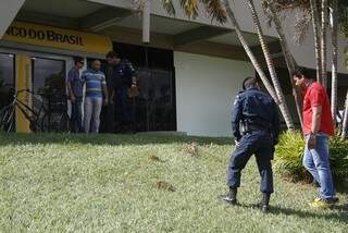 Policiais militares verificam local onde houve a tentativa de assalto (Foto: Marcelo Victor)