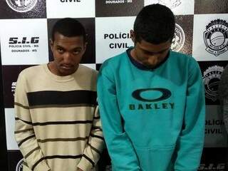 Os irmãos Daniel (de azul) e Thiago, que mesmo da cadeia continua planejando assaltos (Foto: Adilson Domingos)