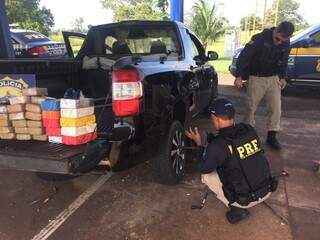 Veículo foi abordado em Campo Grande, na BR-163, e levava 25 kg de cocaína. (Foto: Divulgação PRF) 