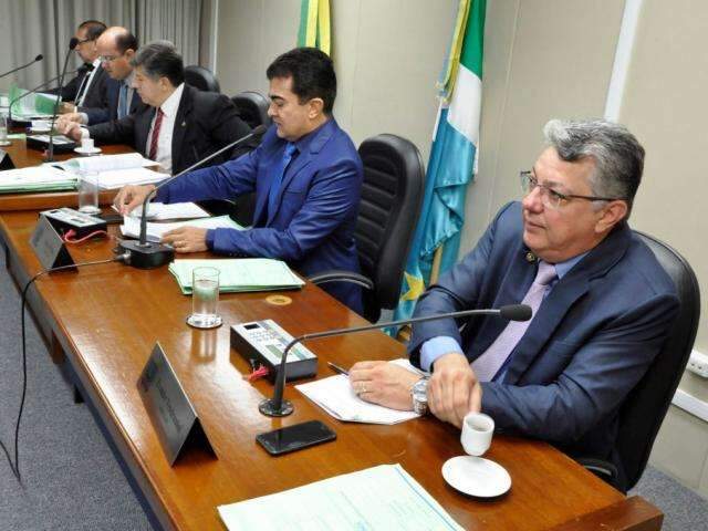 Deputado pede vistas em projeto que tenta suspender cota zero