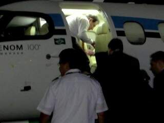 PF abordou avião em 16 de abril de 2014. Um dos passageiros era Giroto (de camisa branca e dentro da aeronave).
