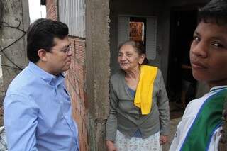 Prefeito Gilmar Olarte conversa com moradores na região das obras (Foto:divulgação)