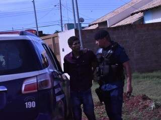 Adriano sendo preso por policial, esta tarde após tentativa de fuga. (Foto: Roberto Higa) 