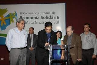 Prefeito assinou protocolo de intensões para implantar nova política de economia solidária (Foto: Cleber Gellio)