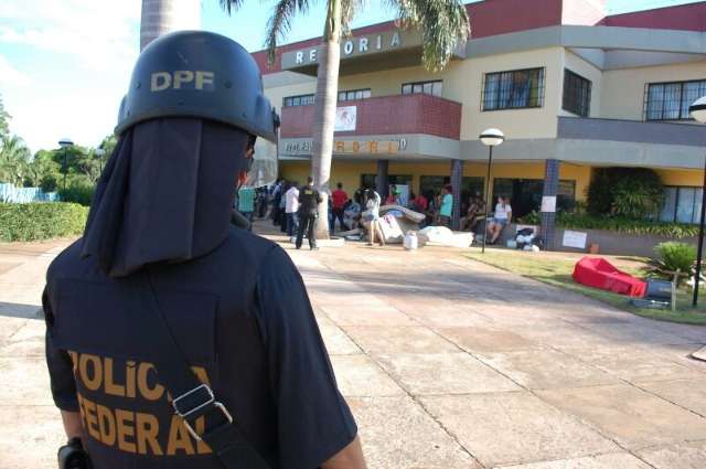 Ap&oacute;s desocupa&ccedil;&atilde;o da reitoria, cinco viaturas da PF chegam &agrave; universidade