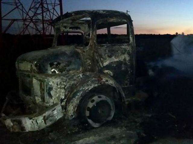 Inc&ecirc;ndio destr&oacute;i cabine de caminh&atilde;o carregado de ra&ccedil;&atilde;o na BR-267 